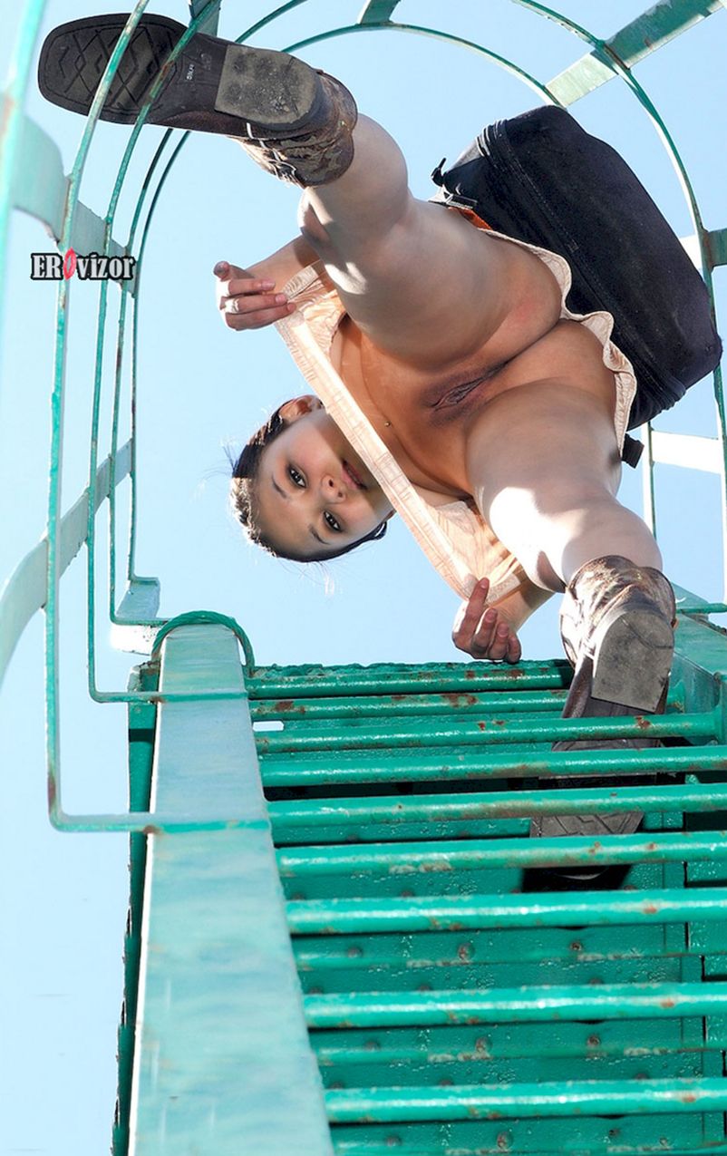 Орманда жетілген брюнеткамен жыныстық қатынас